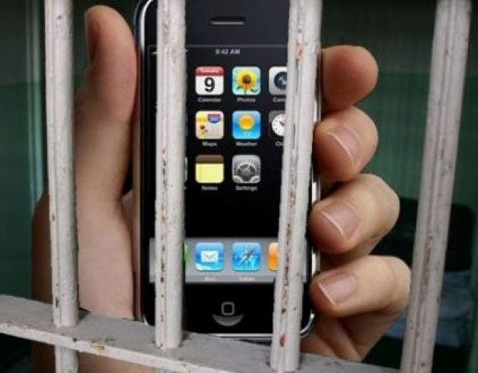 Celular versus presos: presidiários têm direito a usar celular na